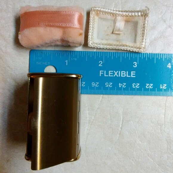 Vintage oblong shaped gold tone compact with puff and powder screen - Picture 6 of 12